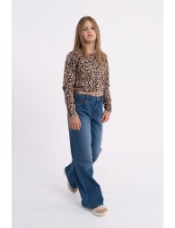 Pantalón de niña vaquero, con perneras anchas.