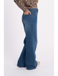 Pantalón de niña vaquero, con perneras anchas.