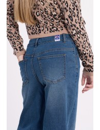 Pantalón de niña vaquero, con perneras anchas.