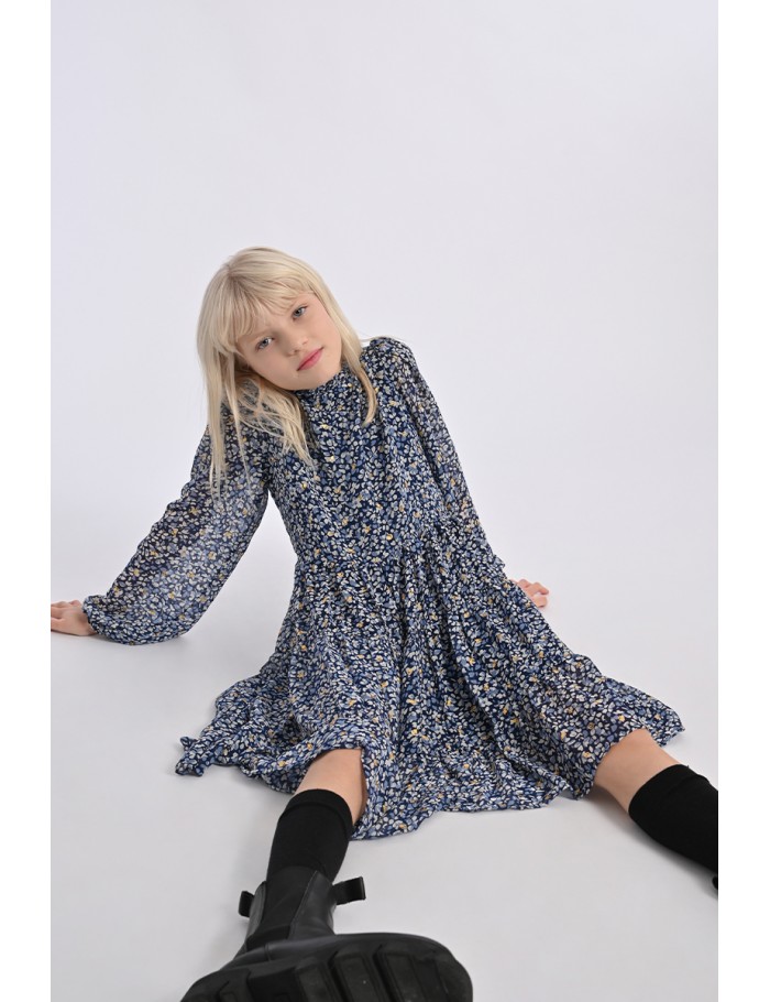 Vestido de niña de manga larga, con estampado y volantes.