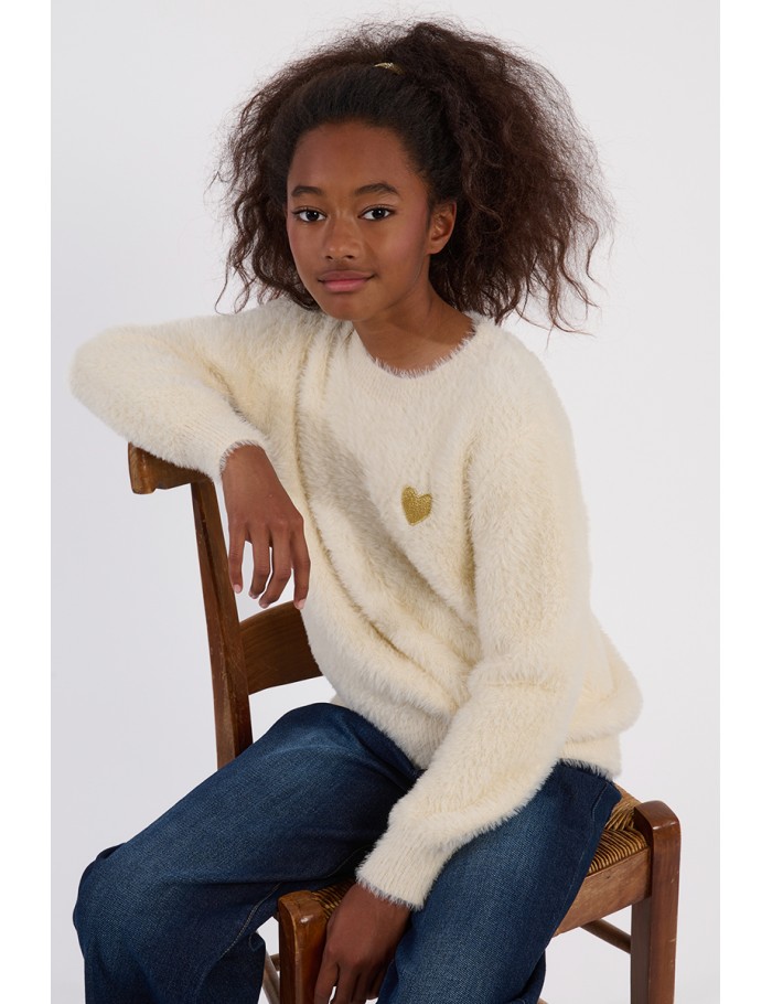 Pull duveteux cœur brodé