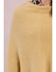 Ponchoasimétrico con flecos en el bajo