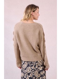Pull aux manches boutonnées