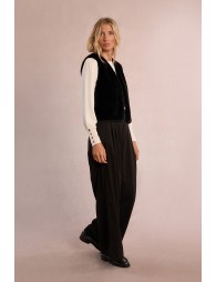 Sleeveless vest in faux fur