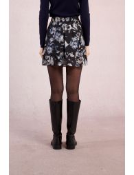 Falda corta con estampado y volantes