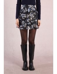 Falda corta con estampado y volantes