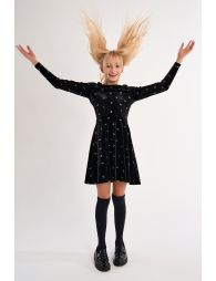 Robe en velours, parsemée de nœuds brillants