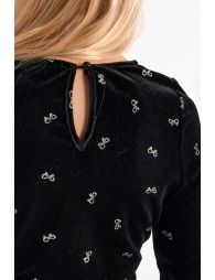 Robe en velours, parsemée de nœuds brillants