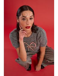 Short-sleeved sweater with sequin bow