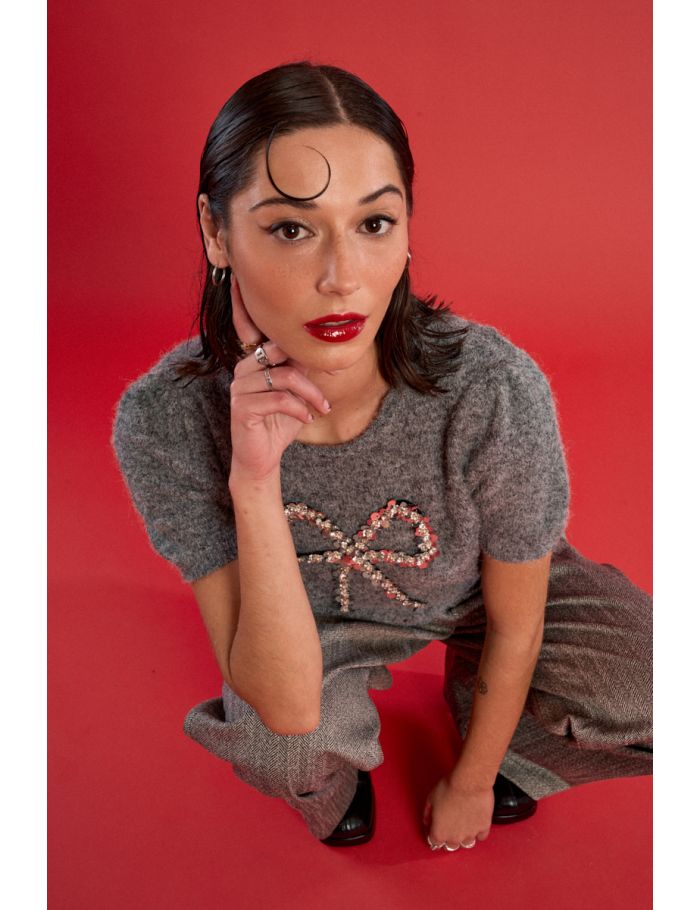Short-sleeved sweater with sequin bow