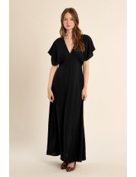 Vestido largo, de manga corta mariposa.