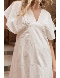 Vestido largo, de manga corta mariposa.