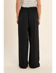 Pantalón de mujer largo, con lazada y pliegues.