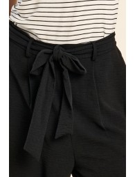 Pantalón de mujer largo, con lazada y pliegues.