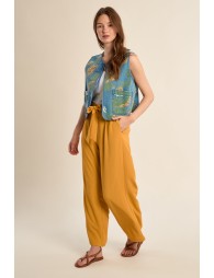 Pantalón de mujer largo, con lazada y pliegues.