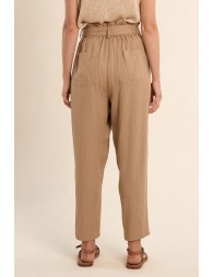 Pantalón de mujer tobillero, con estampado y lazada.