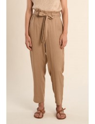 Pantalón de mujer tobillero, con estampado y lazada.