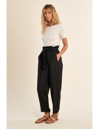 Pantalón de mujer tobillero, con estampado y lazada.