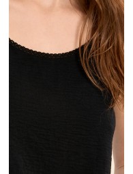 Top de mujer lencero, de tirantes.