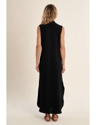 Vestido largo, de manga sisa, detalle pliegues.