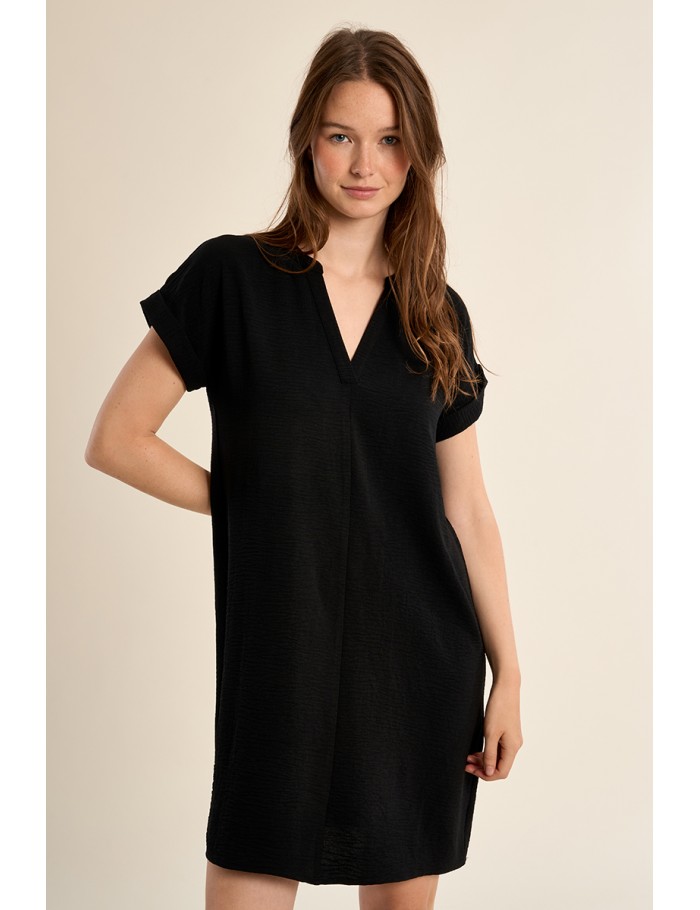 Vestido de manga corta, escote en V.