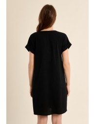 Vestido de manga corta, escote en V.