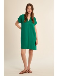 Vestido de manga corta, escote en V.