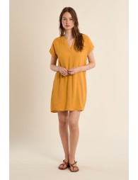 Vestido de manga corta, escote en V.