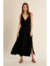 Vestido largo, de manga sisa, con detalles bordados.