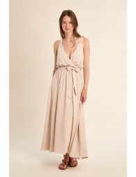 Vestido largo, de manga sisa, con detalles bordados.