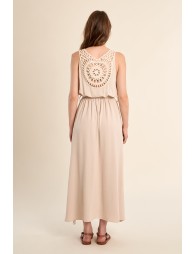 Vestido largo, de manga sisa, con detalles bordados.