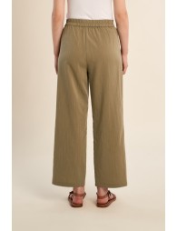 Pantalón de mujer tobillero, detalle pliegues.