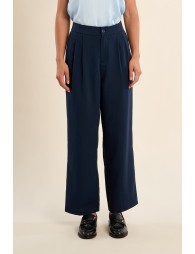 Pantalón de mujer tobillero, detalle pliegues.