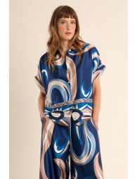 Camisa de mujer de manga corta, con estampado.