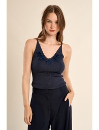 Top de mujer de tirantes, con detalles.