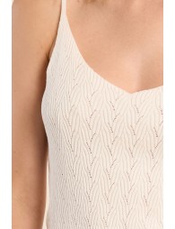 Top de mujer sin manga, en punto calado.