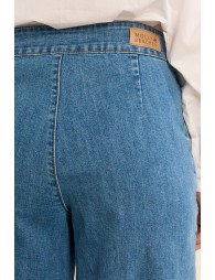 Pantalón de mujer largo, vaquero, perneras anchas.