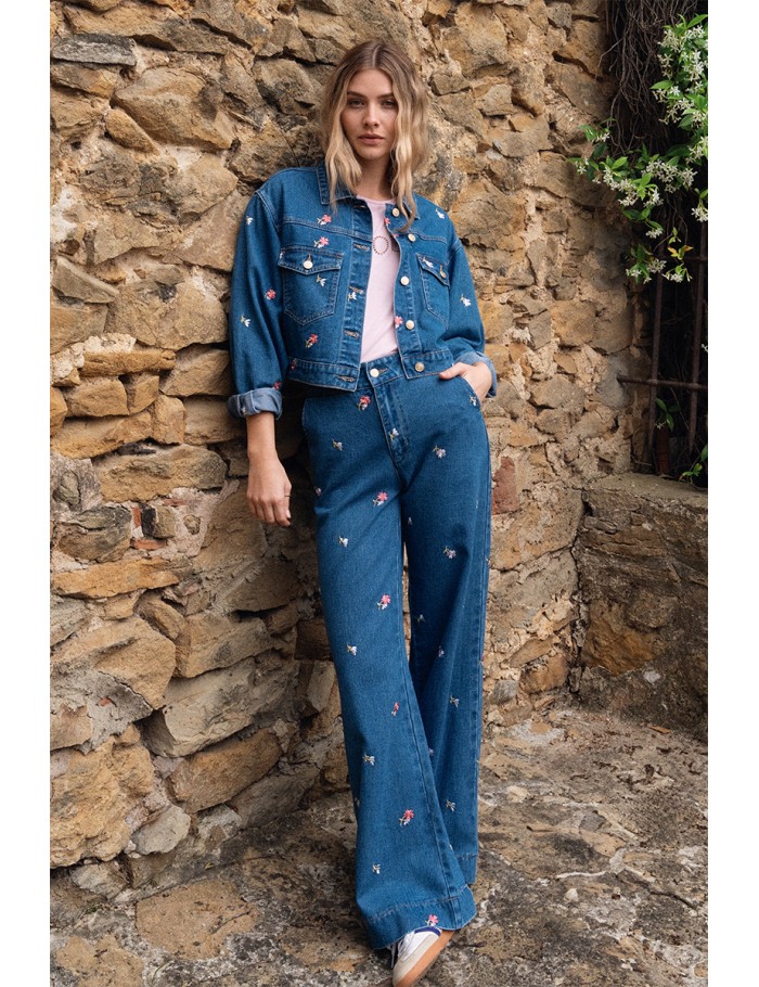 Pantalón de mujer largo, vaquero, perneras anchas.