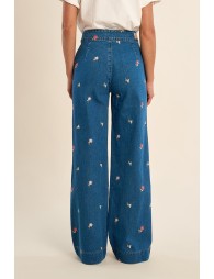 Pantalón de mujer largo, vaquero, perneras anchas.