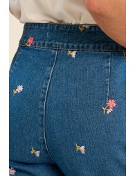 Pantalón de mujer largo, vaquero, perneras anchas.