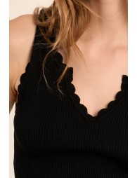 Top de mujer sin manga, detalle en el escote.