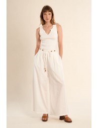 Top de mujer sin manga, detalle en el escote.