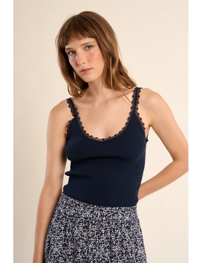 Top de mujer de tirantes, detalle encaje.