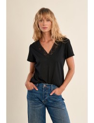 Casual T-shirt with embroidered details