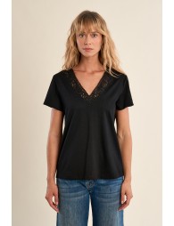 Casual T-shirt with embroidered details