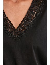 Casual T-shirt with embroidered details