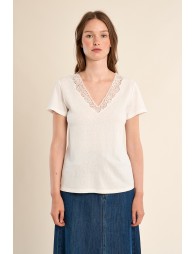 Casual T-shirt with embroidered details