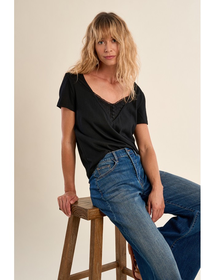 T-shirt décontracté avec détails brodés