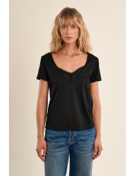 Casual T-shirt with embroidered details