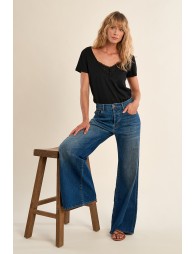 Casual T-shirt with embroidered details